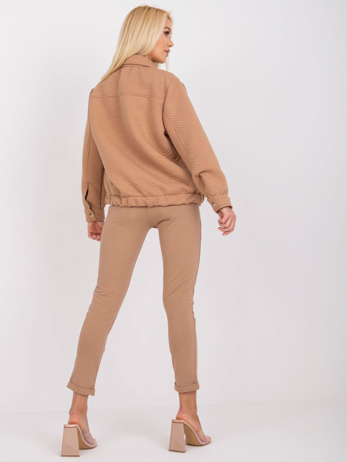 Stilna prehodna jakna v camel barvi
