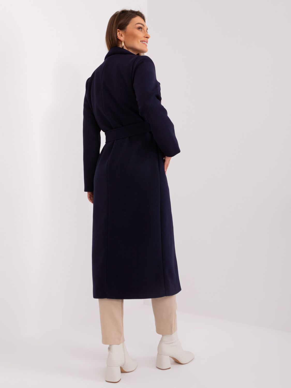 Elegantna prehodna jakna v temno modri barvi