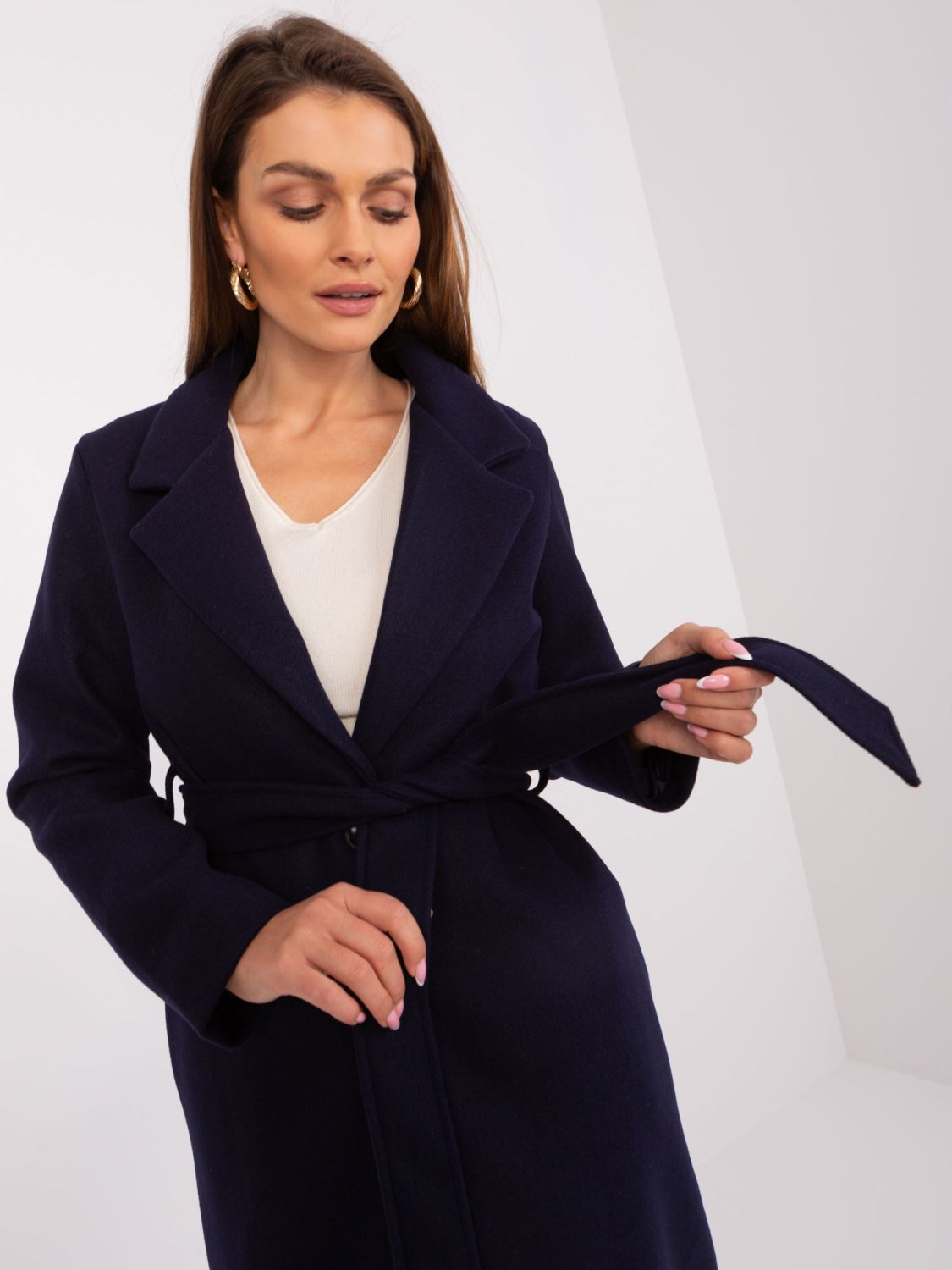 Elegantna prehodna jakna v temno modri barvi