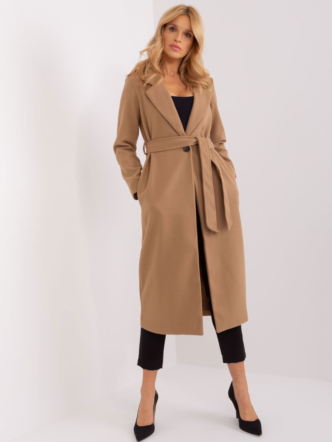 Elegantna prehodna jakna v camel barvi