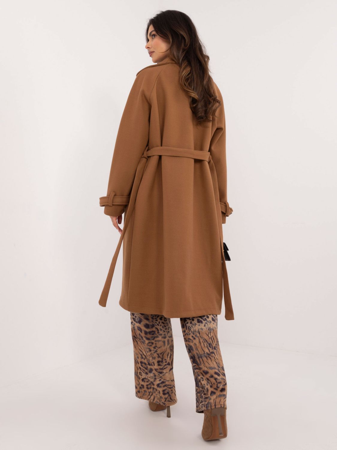 Elegantna prehodna jakna v camel barvi