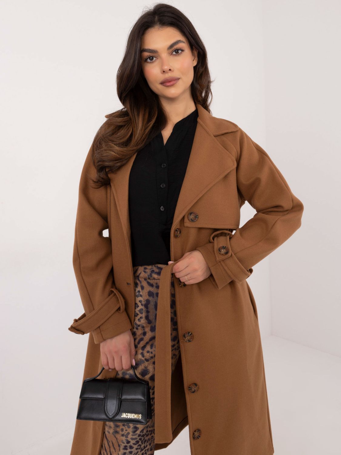Elegantna prehodna jakna v camel barvi