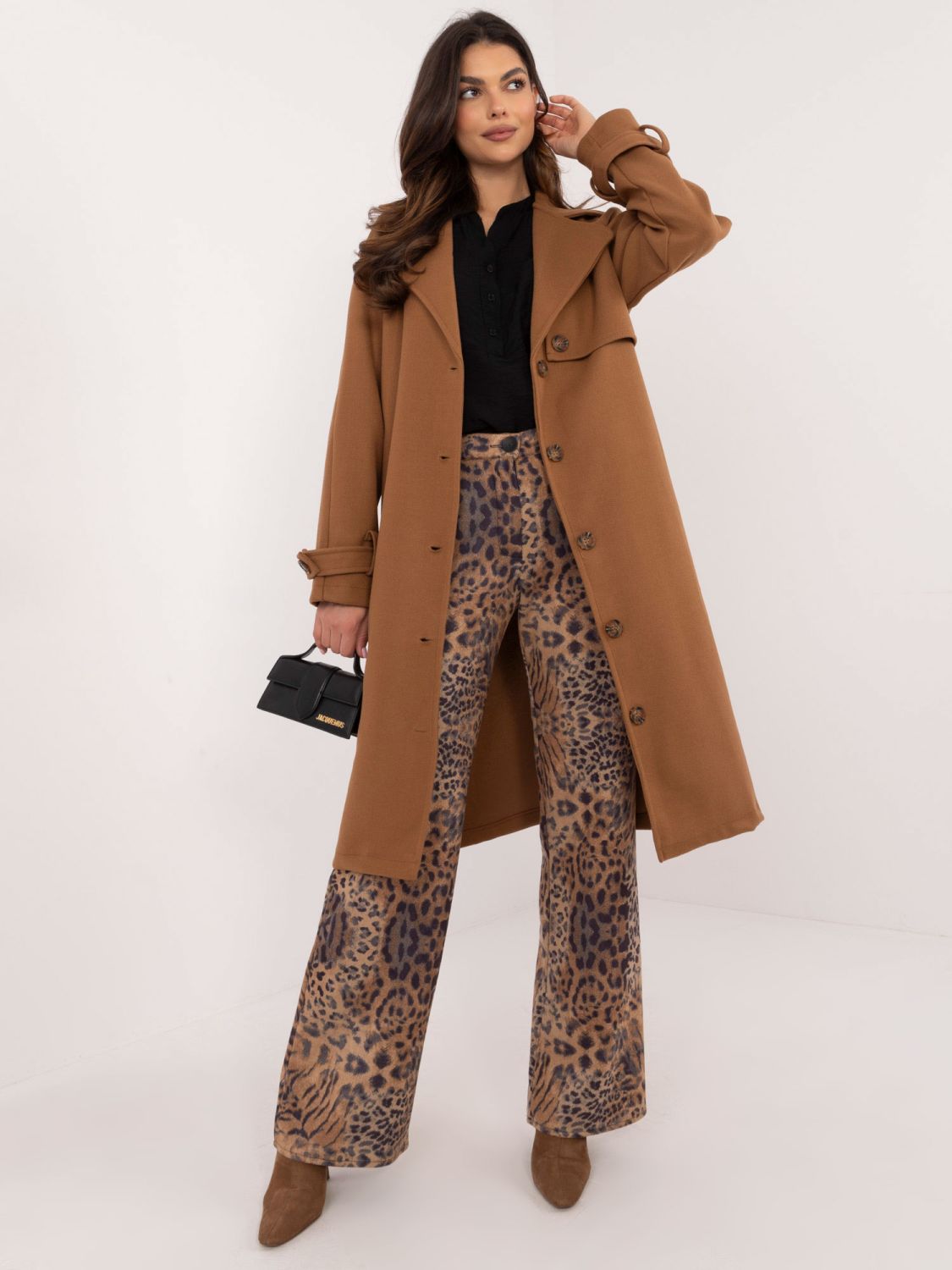 Elegantna prehodna jakna v camel barvi