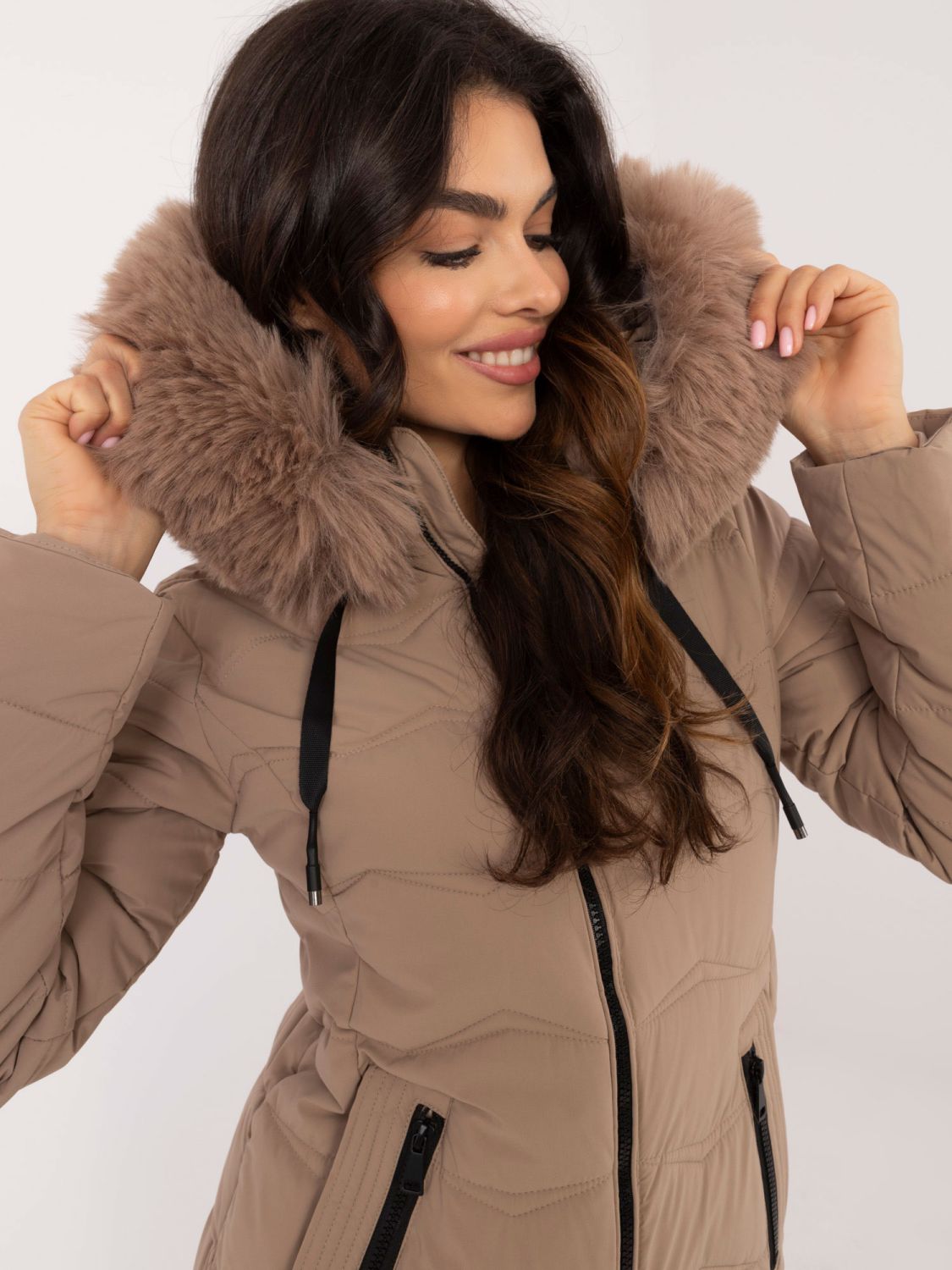 Bež zimska jakna s kapuco