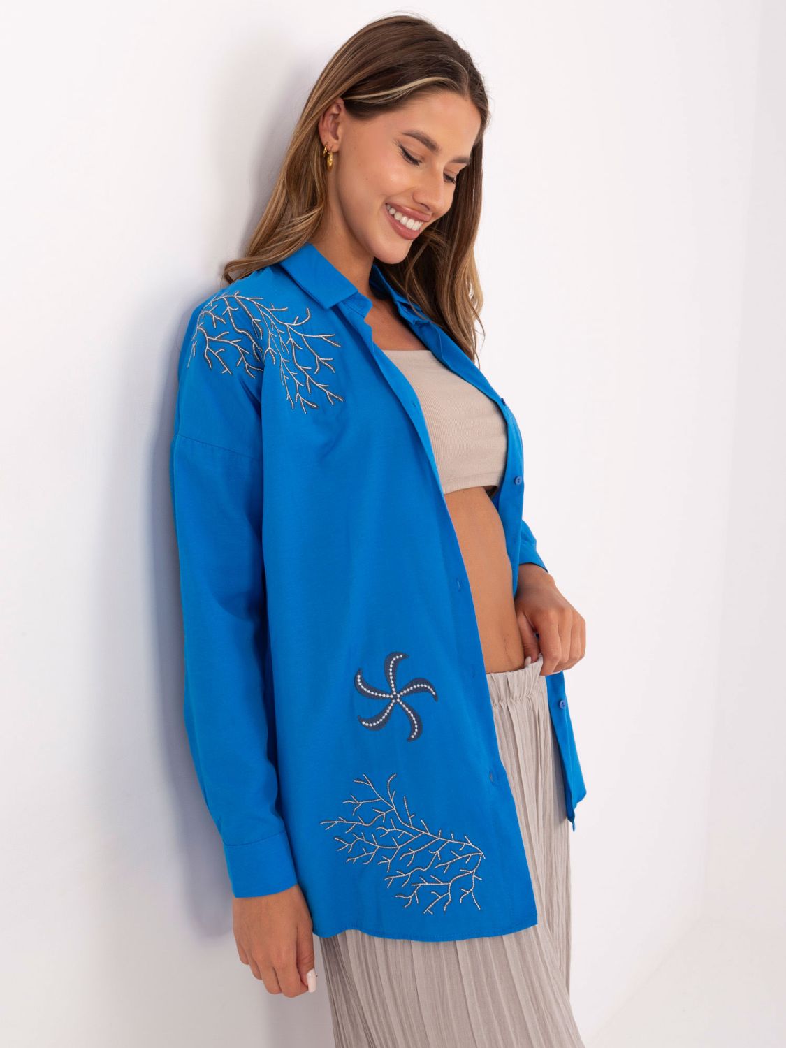 Temno modra oversize srajca z vezenjem