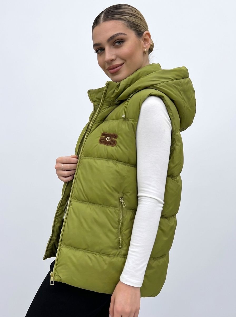 Ženski prešit brezrokavnik s snemljivo kapuco zelena