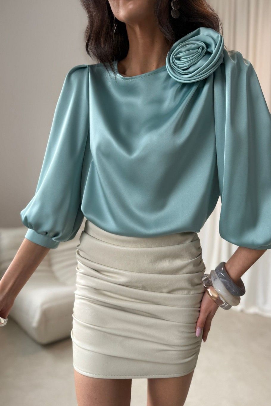 Mint zelena bluza z aplikacijo vrtnice