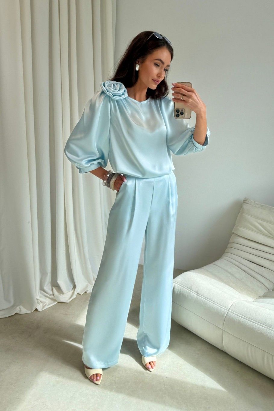 Hlače v barvi baby blue
