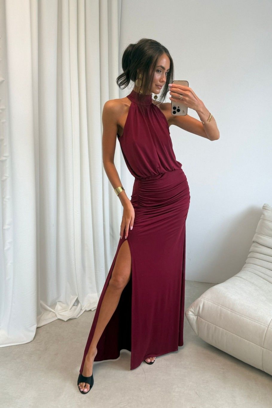 Dolga bordo maxi obleka z razporkom