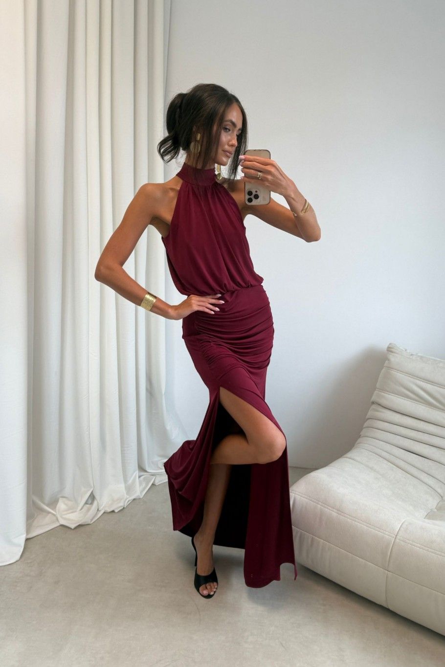 Dolga bordo maxi obleka z razporkom