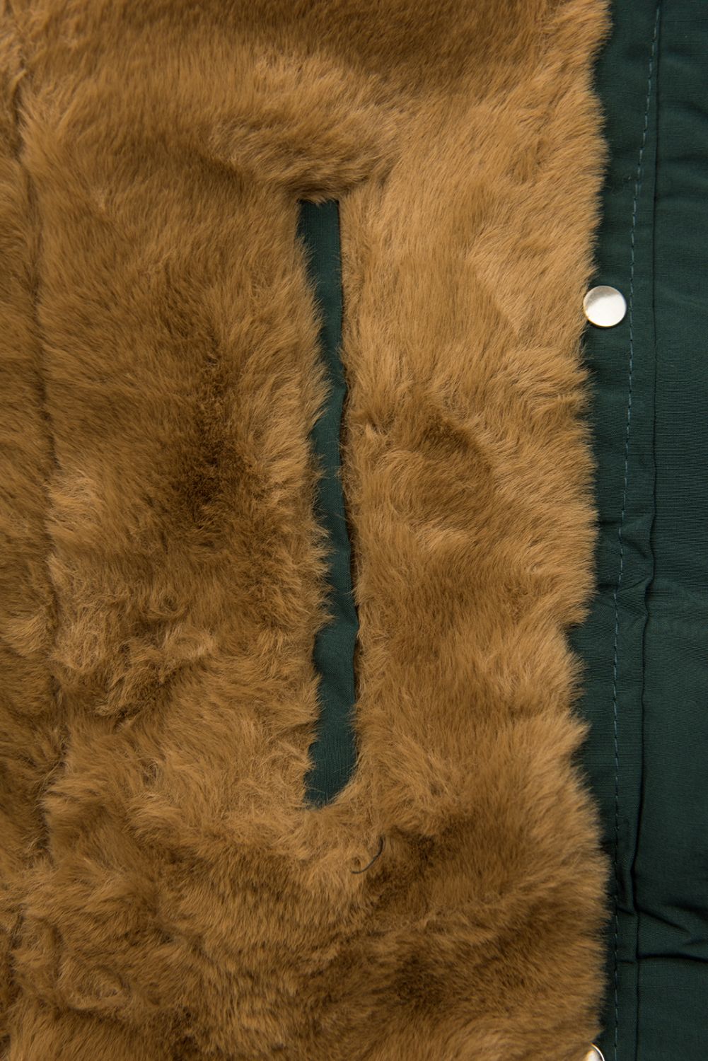 Temno zelena zimska parka z rjavim plišem