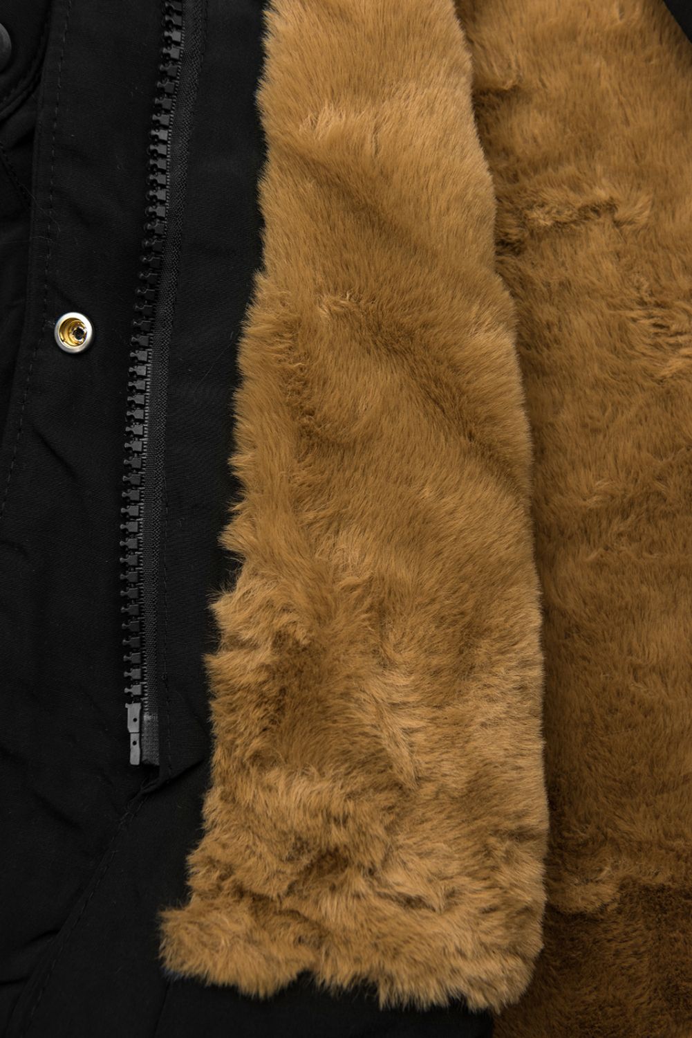 Črna zimska parka z rjavim plišem
