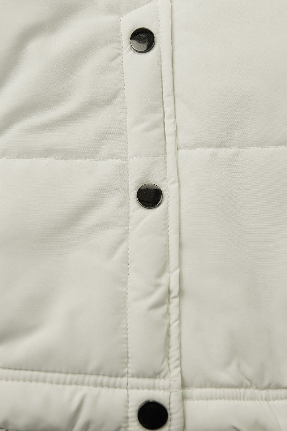 Kremasto bela zimska jakna s sivim plišem