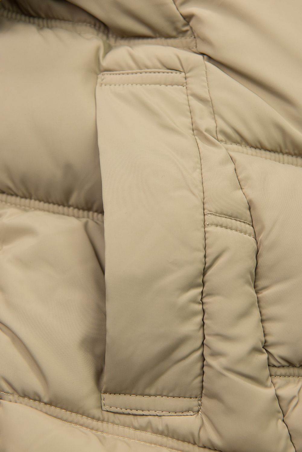 Zimska jakna s pasom in krznom svetlo bež