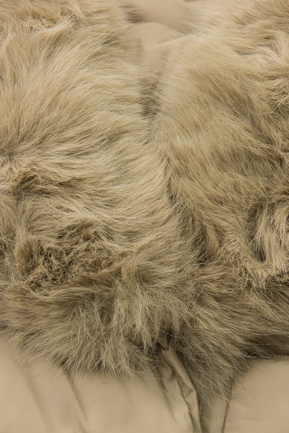 Zimska jakna s pasom in krznom svetlo bež