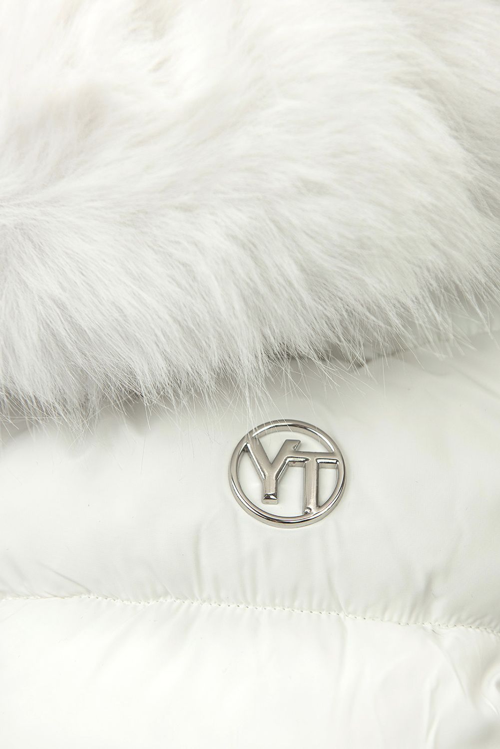 Zimska jakna s pasom in krznom bela