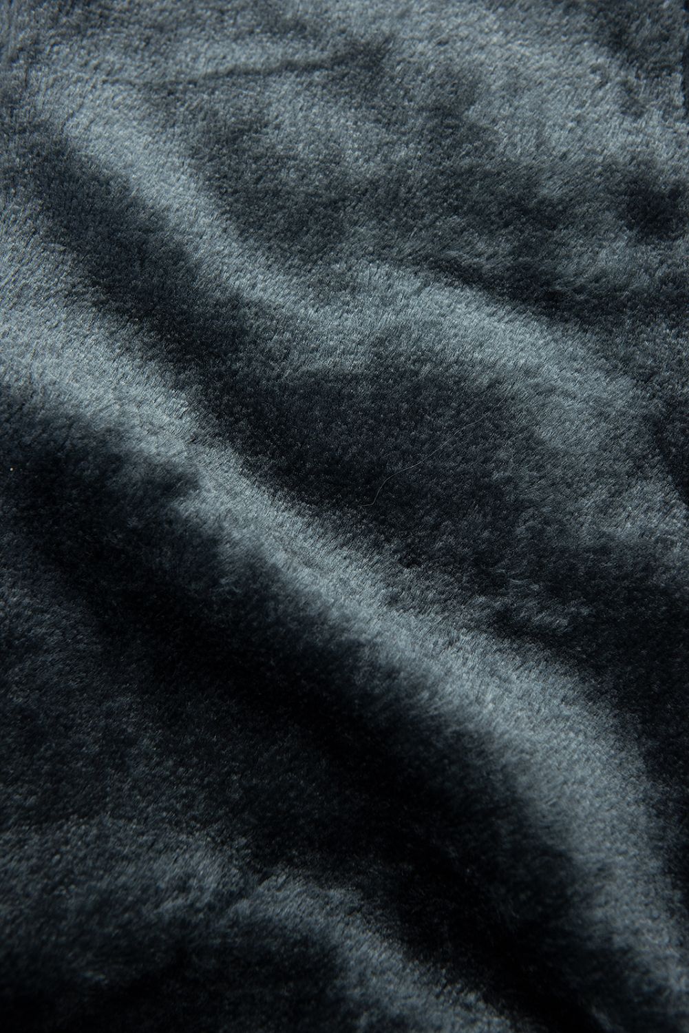 Črna prešita zimska jakna s snemljivo kapuco