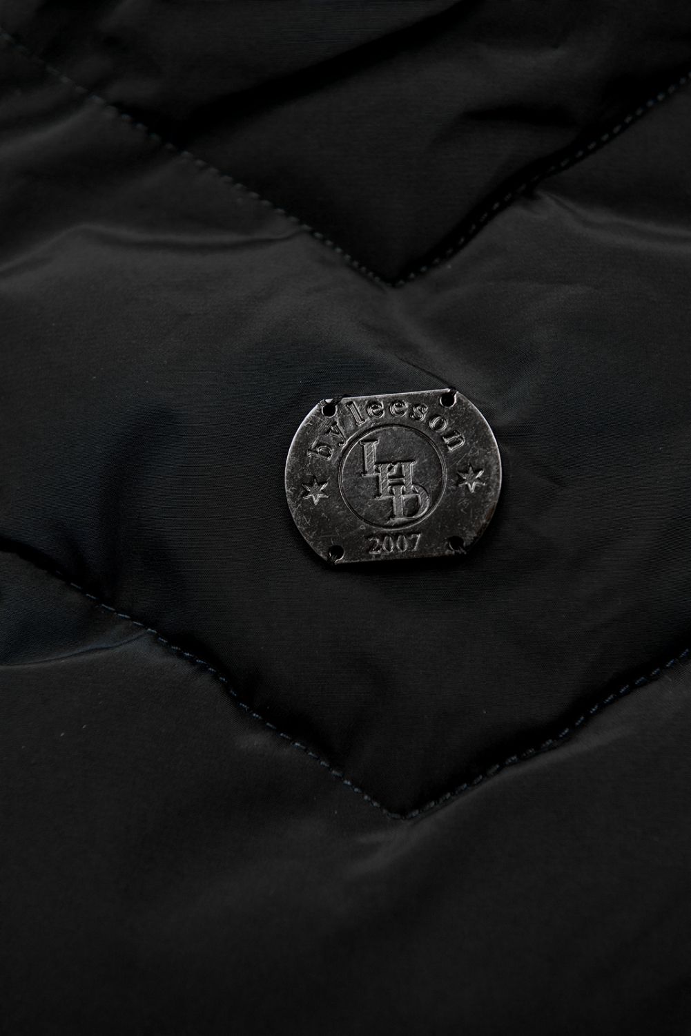 Črna prešita zimska jakna s snemljivo kapuco