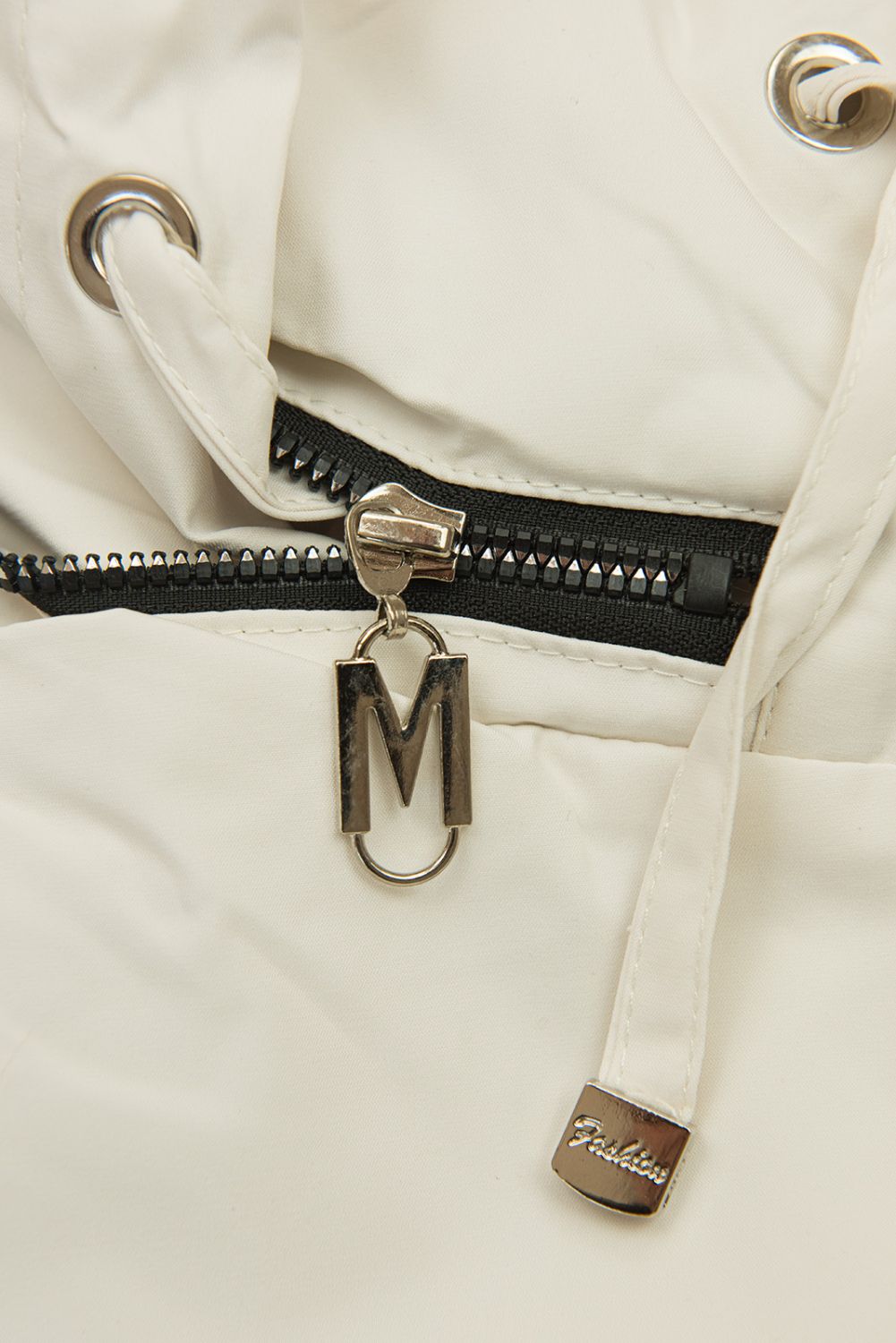 Elegantna ženska parka z zlatimi detajli ecru