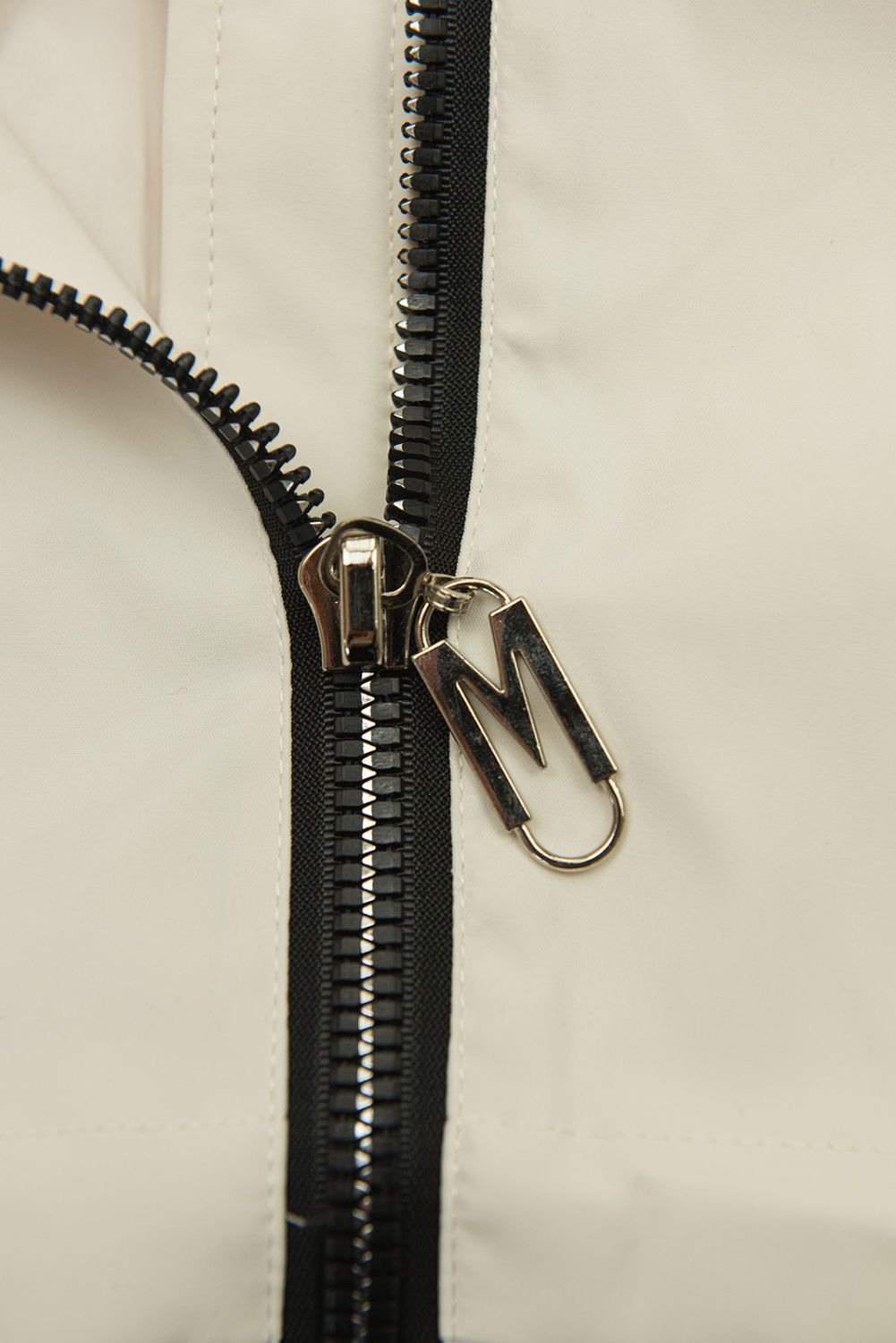 Elegantna ženska parka z zlatimi detajli ecru