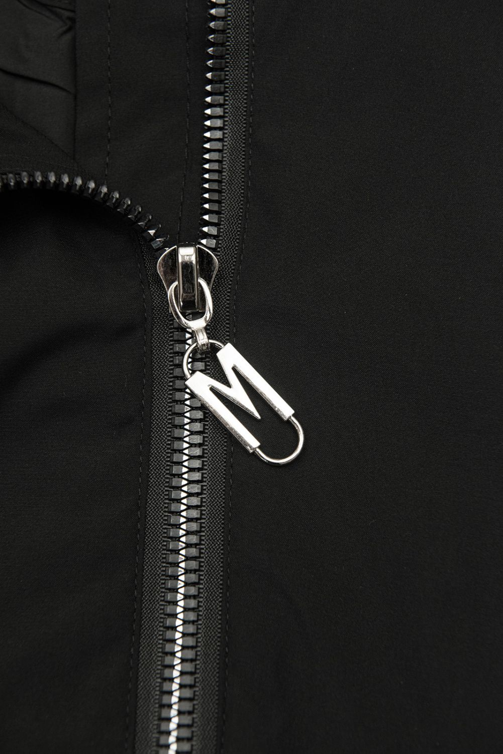 Elegantna ženska parka z zlatimi detajli črna