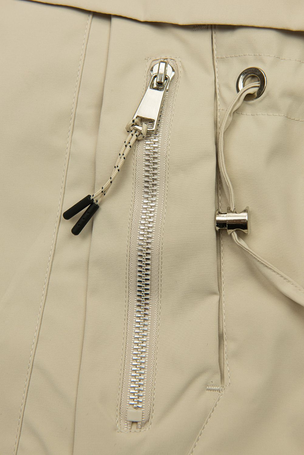 Podaljšana parka s potiskom v kapuci svetlo bež