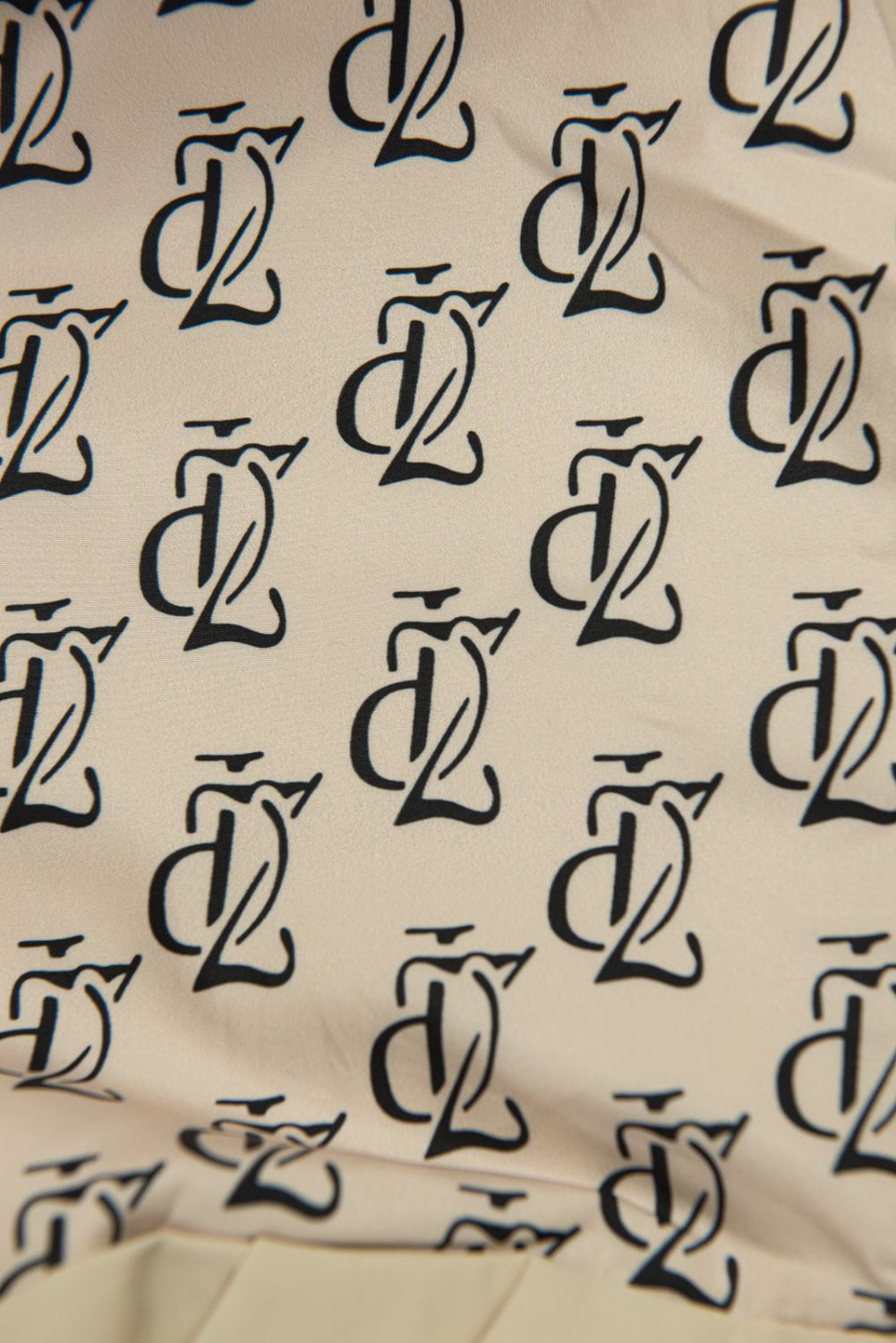 Podaljšana parka s potiskom v kapuci svetlo bež