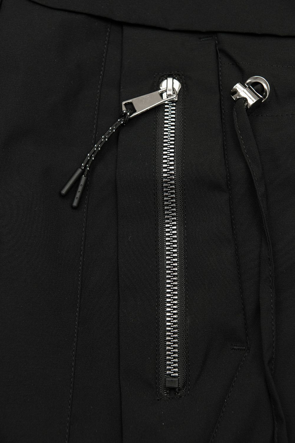 Podaljšana parka s potiskom v kapuci črna