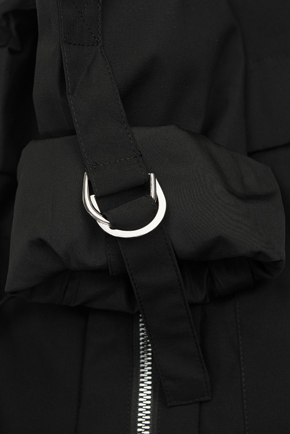 Podaljšana parka s potiskom v kapuci črna