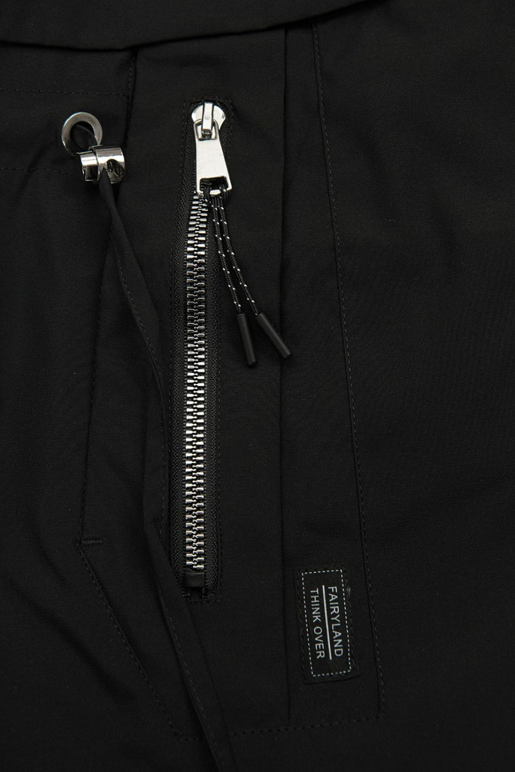 Podaljšana parka s potiskom v kapuci črna