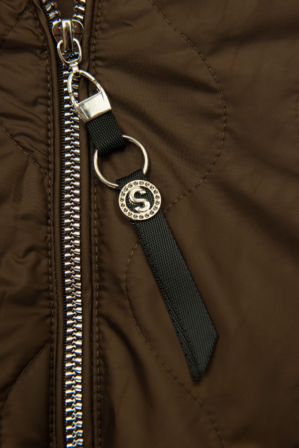 Ženska prehodna jakna s pletenimi rokavi rjava