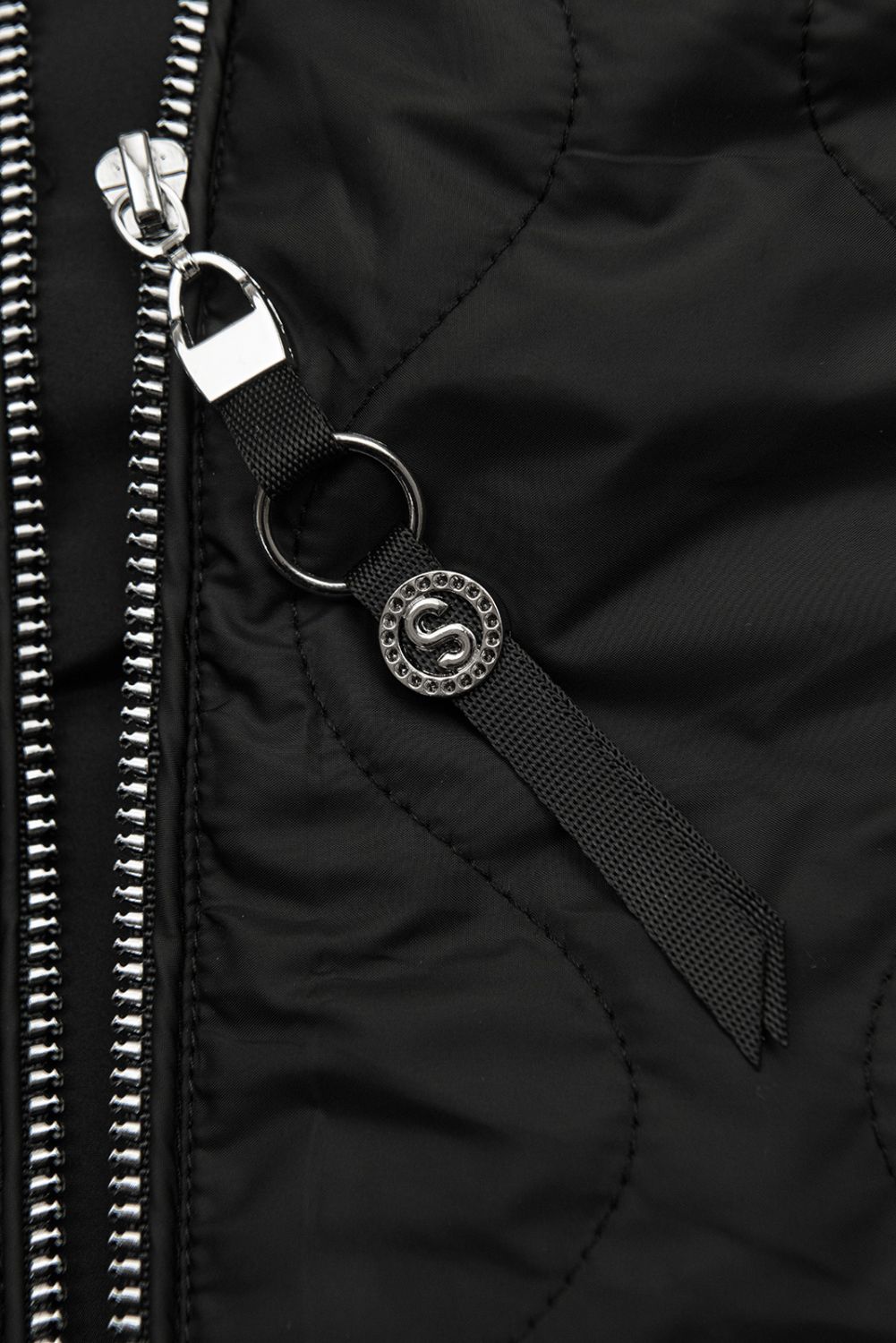 Ženska prehodna jakna s pletenimi rokavi črna