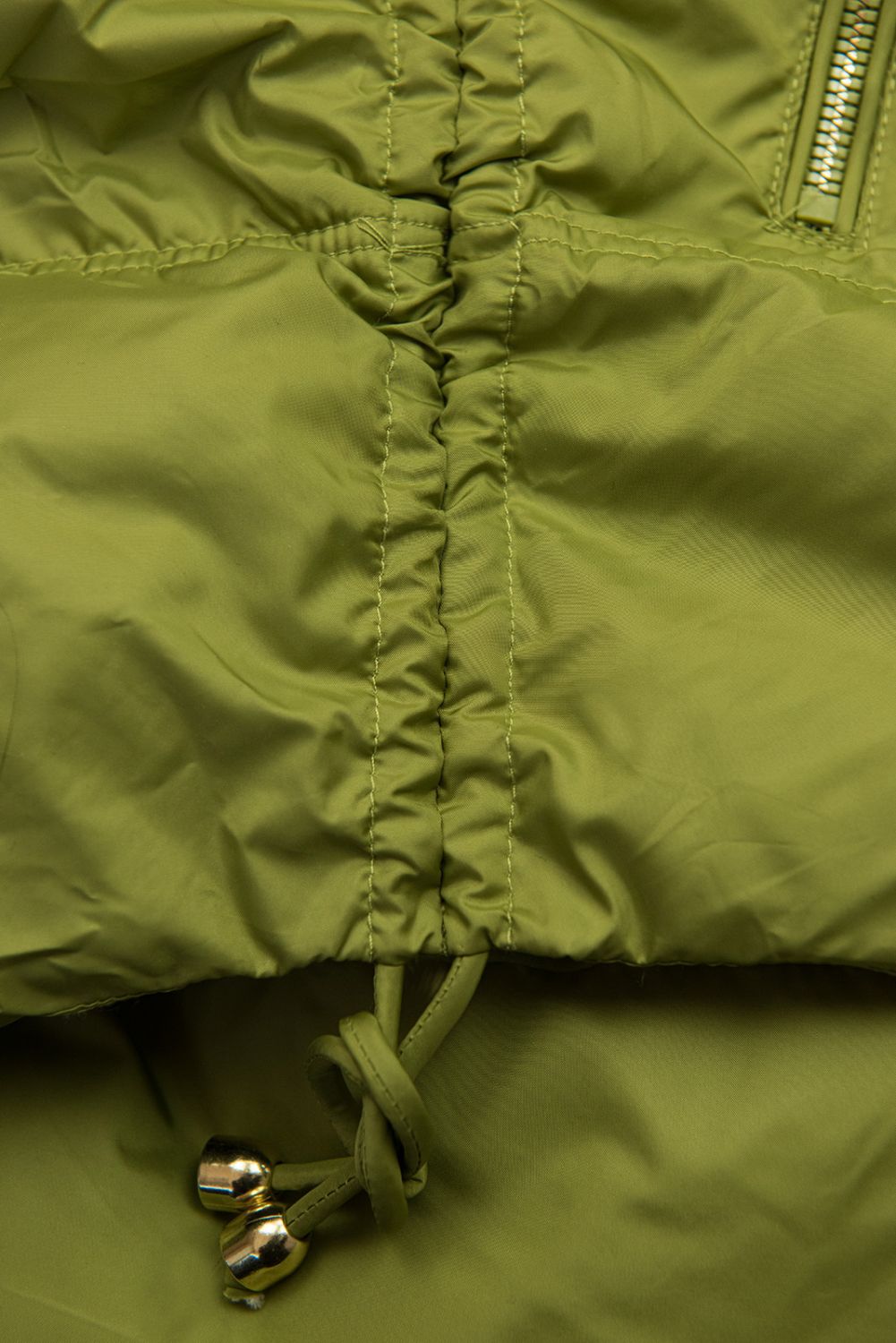 Ženski prešit brezrokavnik s snemljivo kapuco zelena