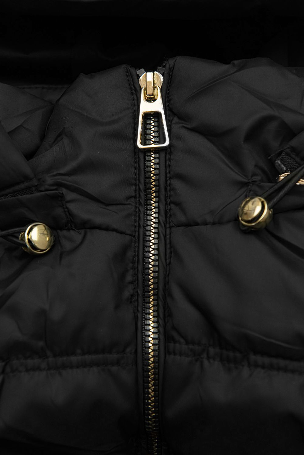 Ženski prešit brezrokavnik s snemljivo kapuco črna