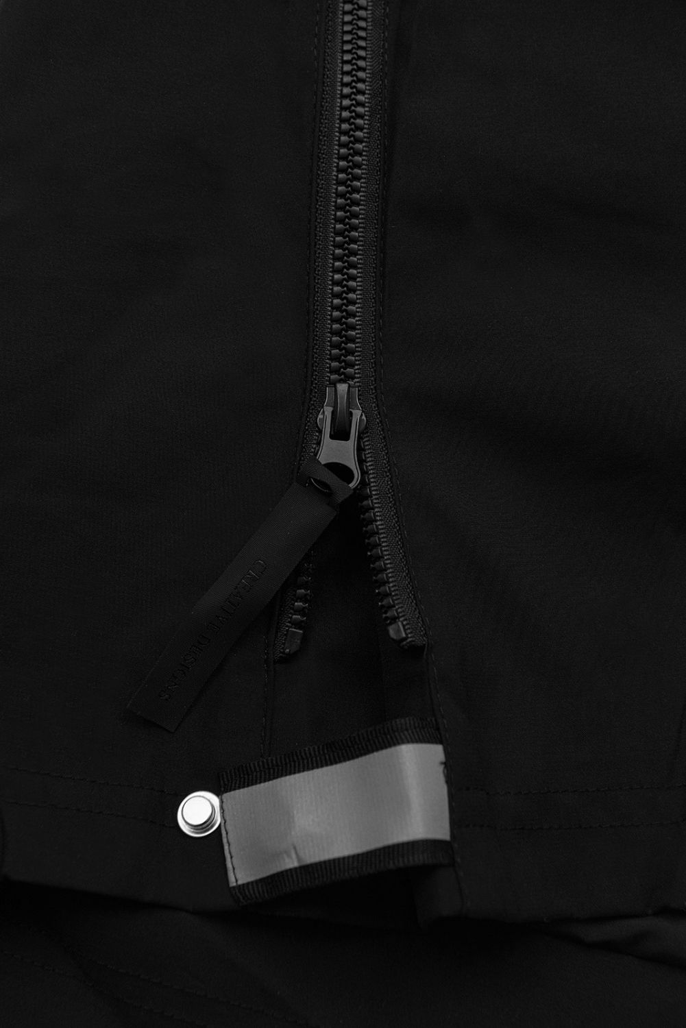 Ženska prehodna parka s snemljivo kapuco črna