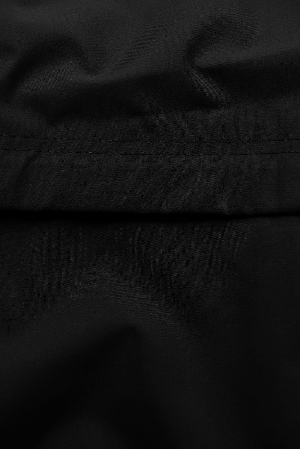 Črna spomladanska parka z veliko kapuco