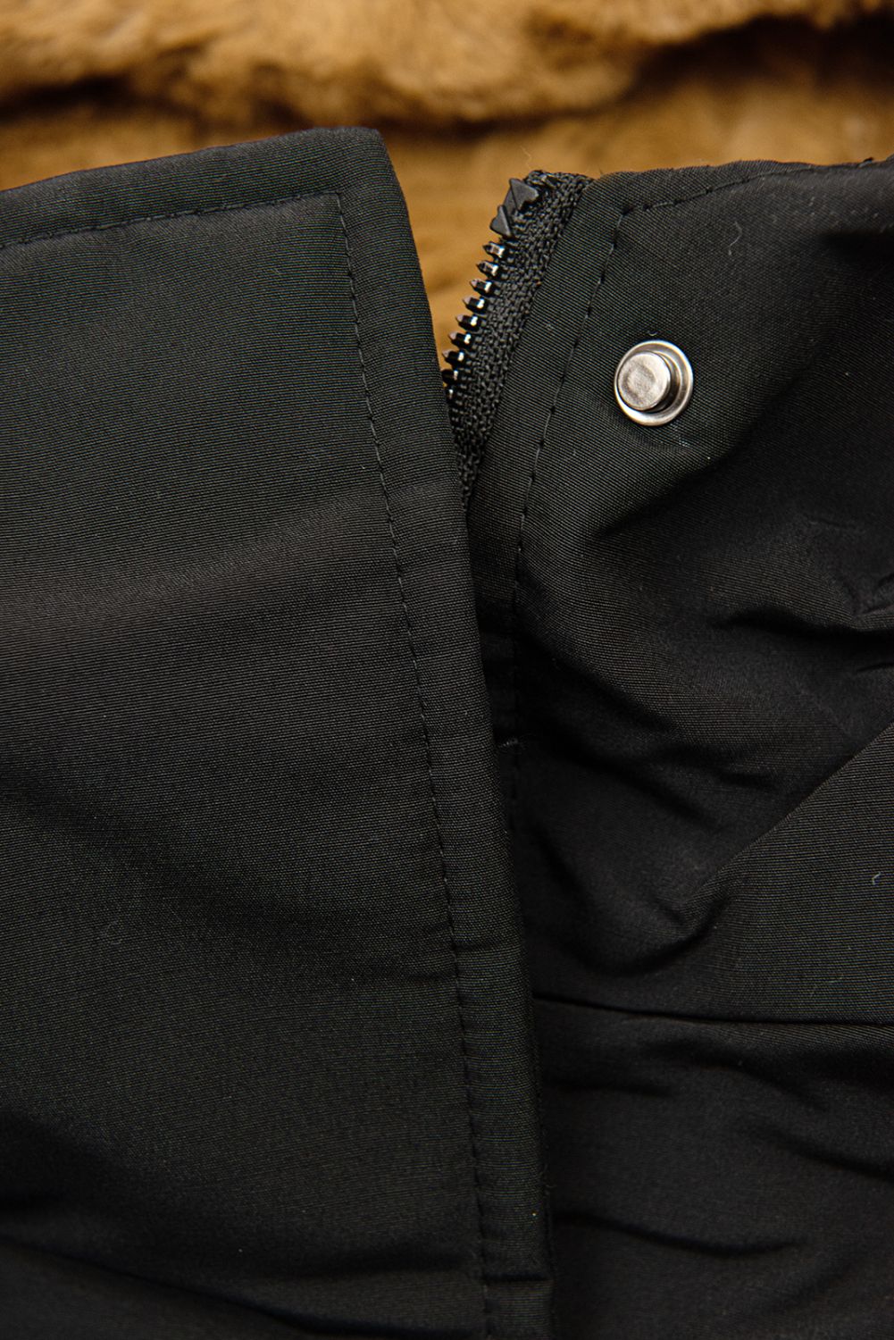 Črna parka s krznom na kapuci
