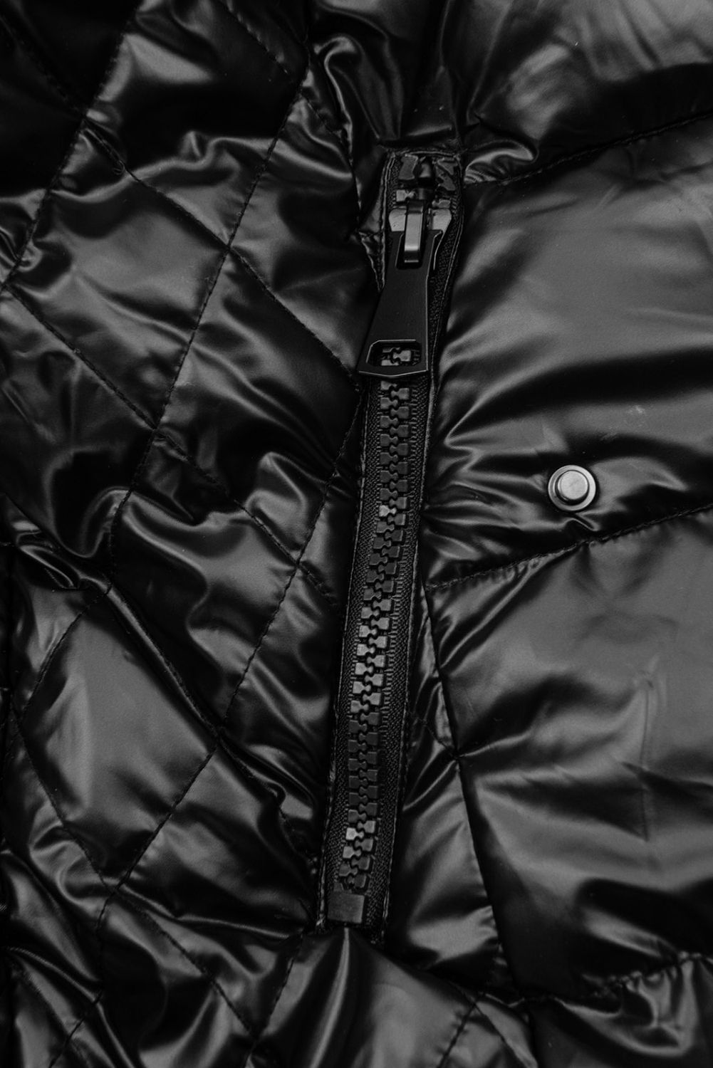 Črna prešita jakna z leskom