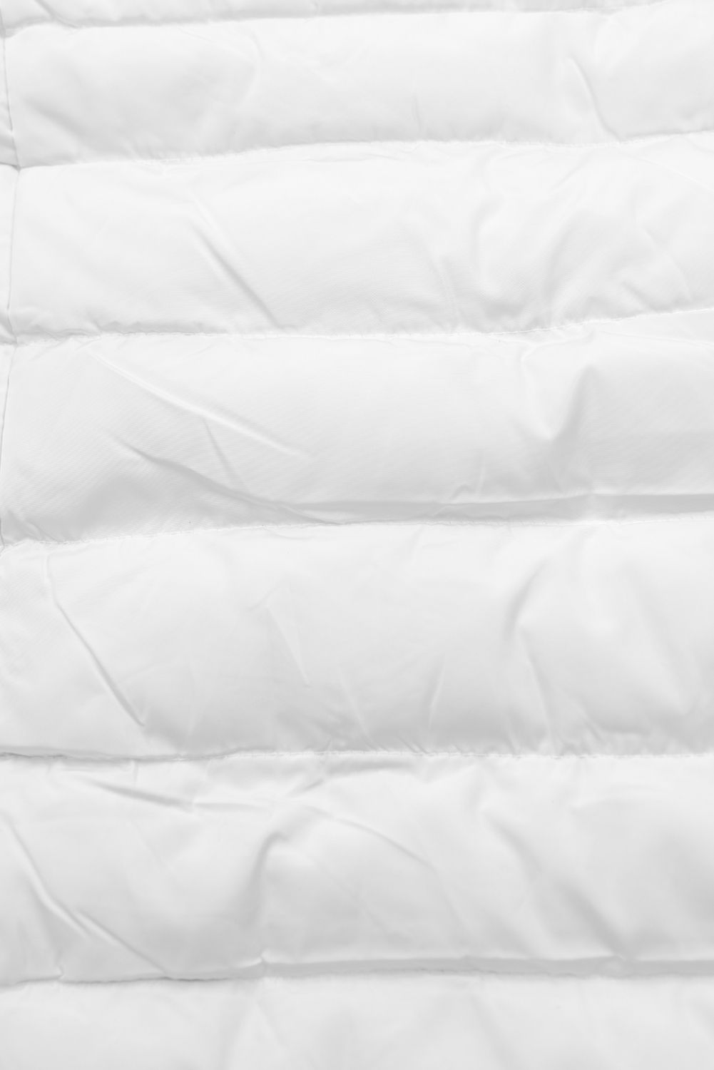 Zimska prešita jakna s kapuco bela