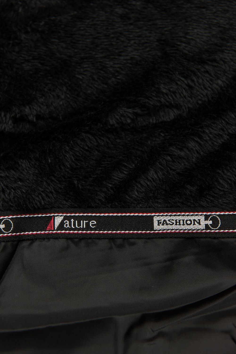 Črna daljša zimska bunda