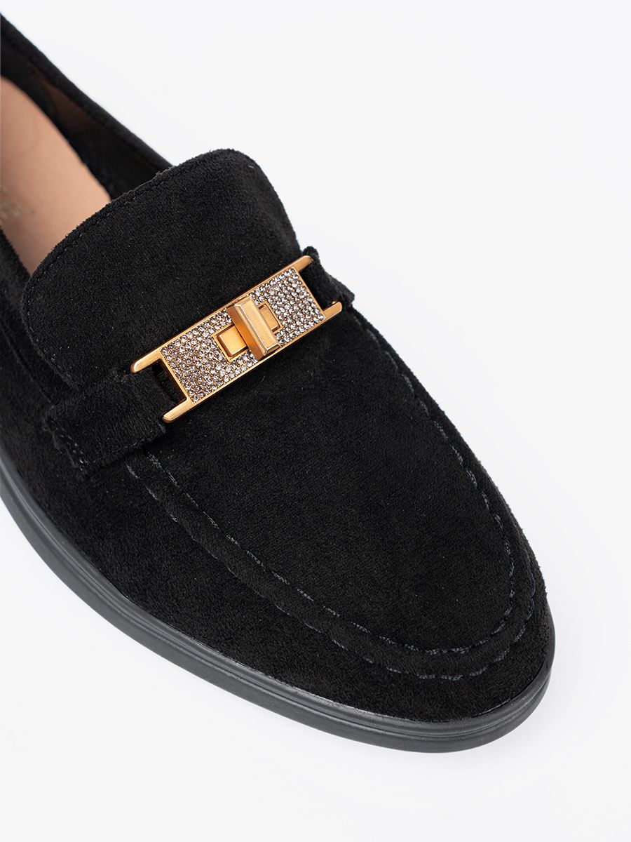 Črne zamszove mokasine z elegantno zlato okrasitvijo