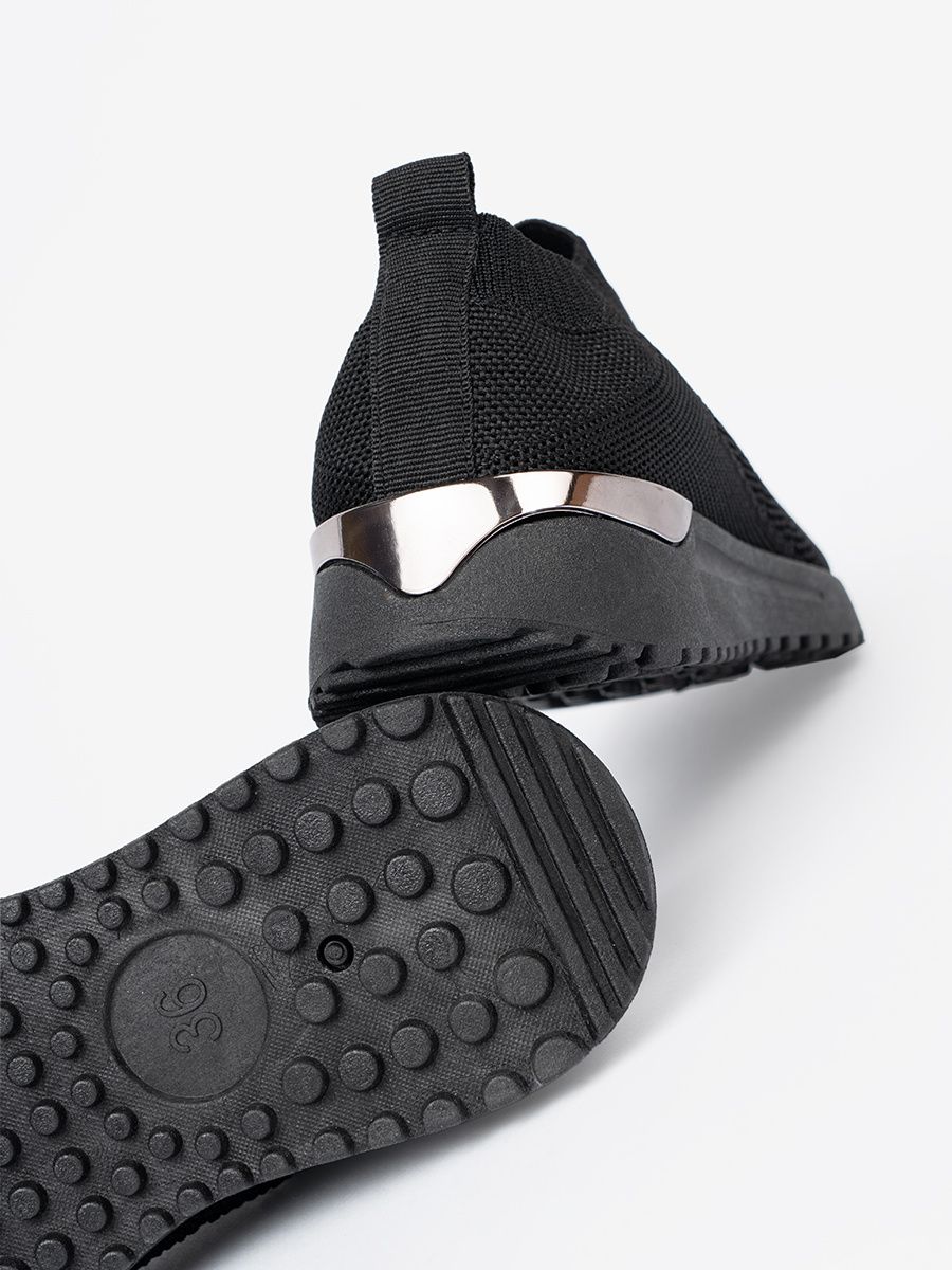 Črne športne slip-on teniske z tekstilnim zgornjim delom
