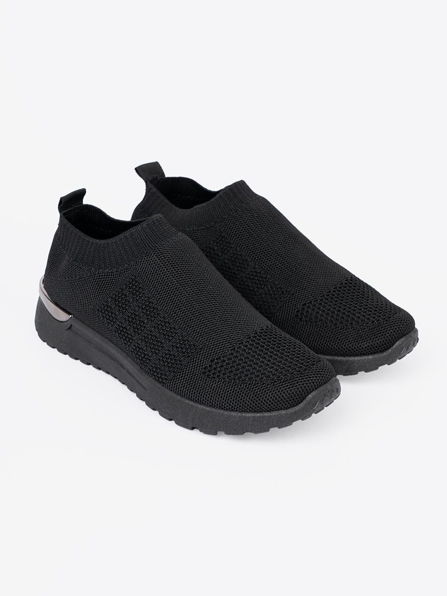 Črne športne slip-on teniske z tekstilnim zgornjim delom