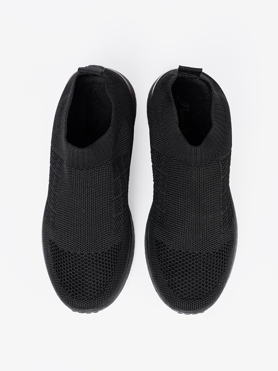 Črne športne slip-on teniske z tekstilnim zgornjim delom