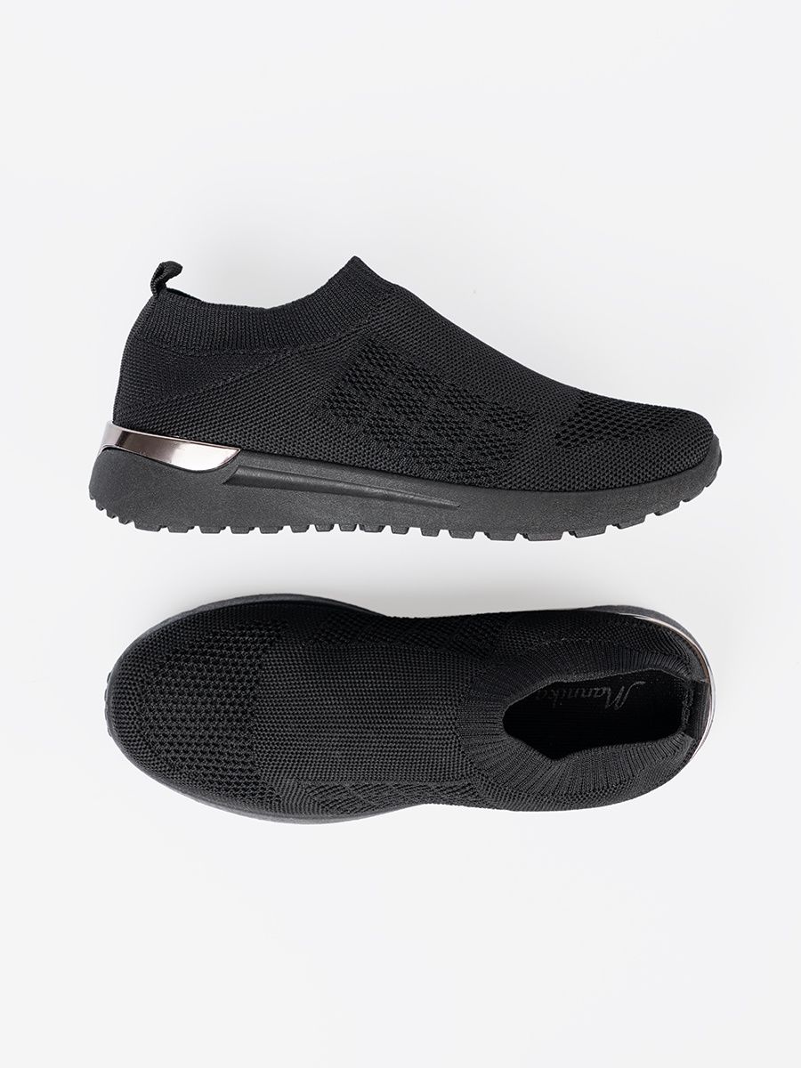 Črne športne slip-on teniske z tekstilnim zgornjim delom