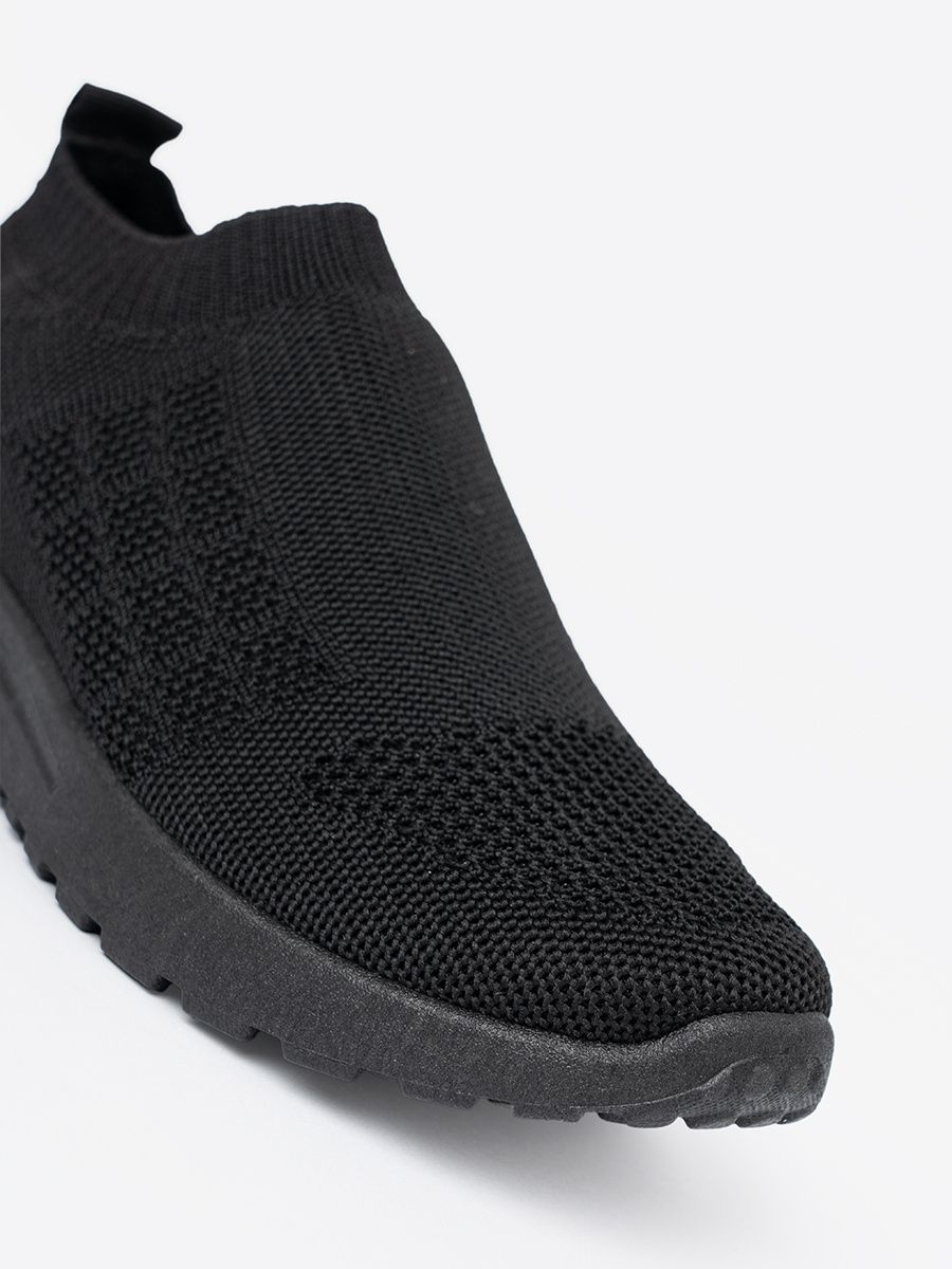 Črne športne slip-on teniske z tekstilnim zgornjim delom