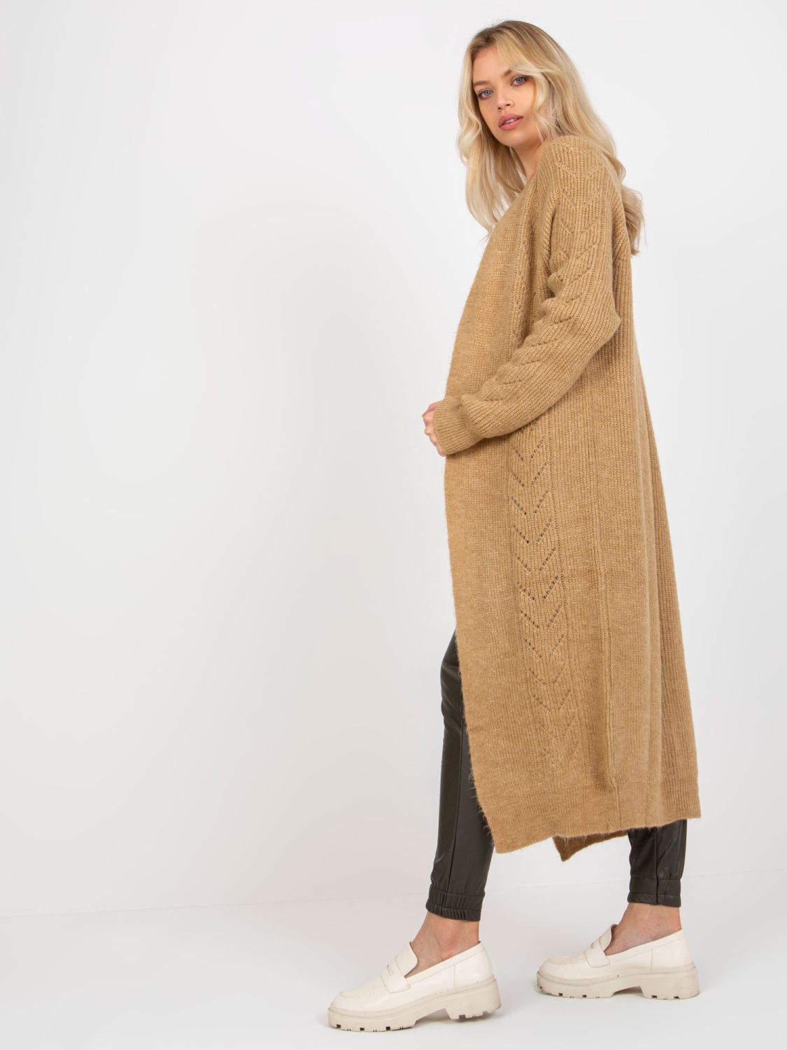 Camel maxi kardigan z ażurowým vzorom
