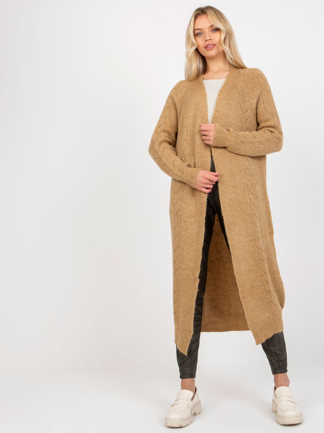 Camel maxi kardigan z ażurowým vzorom