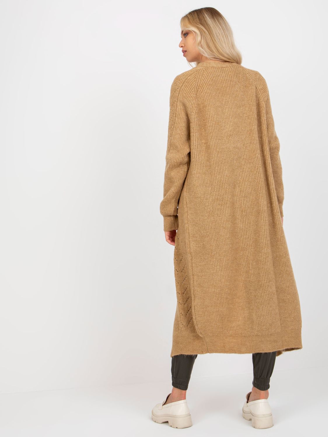 Camel maxi kardigan z ażurowým vzorom