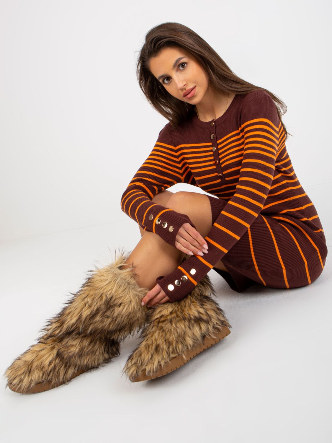 Temno rjava prugasta obleka